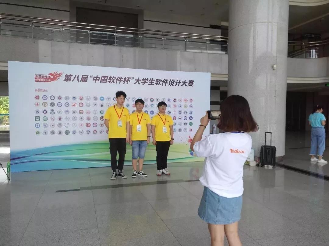 湖南軟件職業(yè)學(xué)院達(dá)內(nèi)大數(shù)據(jù)學(xué)院的同學(xué)們，榮獲第八屆軟件杯大賽國(guó)家三等獎(jiǎng)！