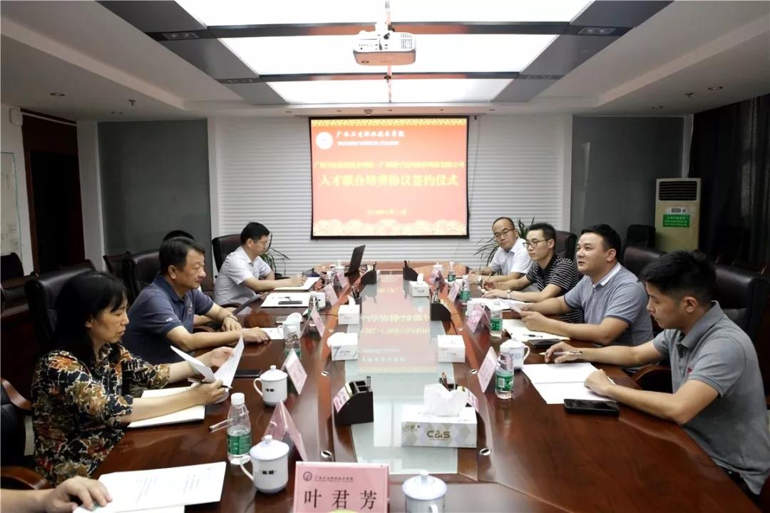 廣西衛(wèi)生職業(yè)技術(shù)學(xué)院黨委副書記、院長周元明、副院長岳桂華與達內(nèi)集團黔桂城市總經(jīng)理陸顯應(yīng)、中心主任陳旭等校企領(lǐng)導(dǎo)及相關(guān)負(fù)責(zé)人共同出席見證了此次簽約儀式。
