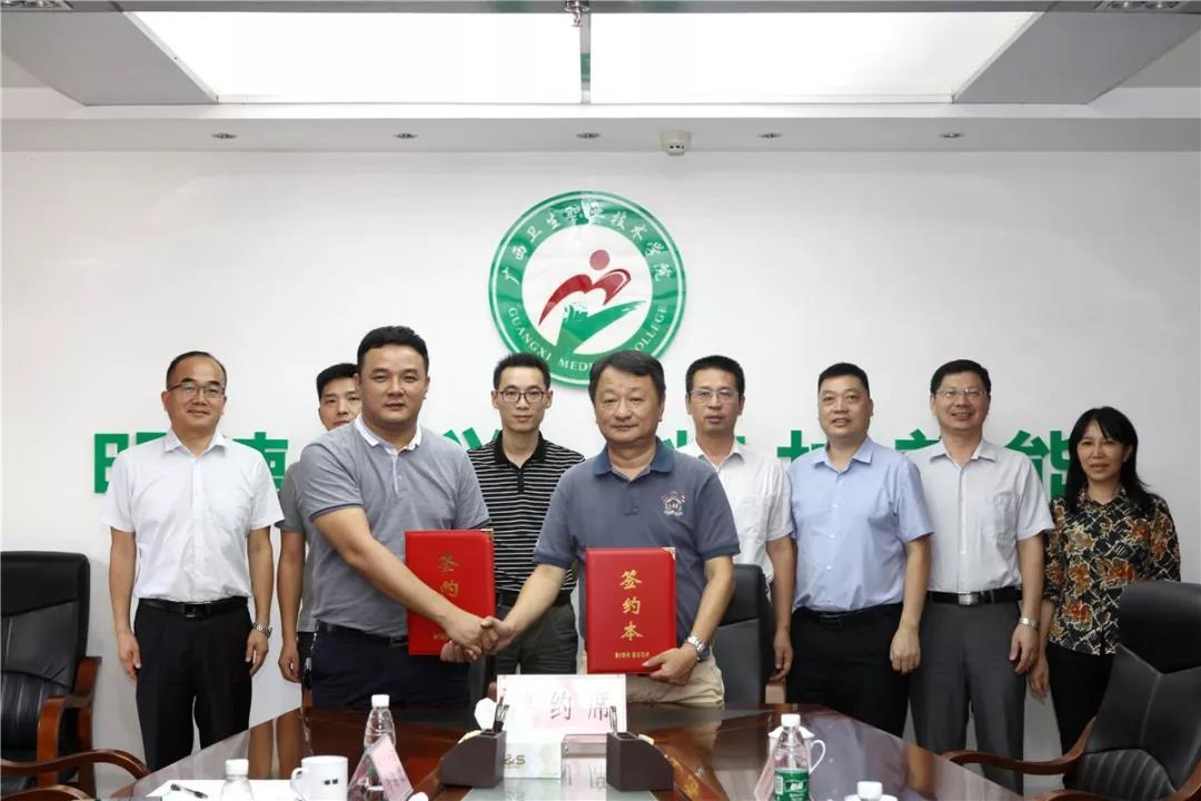 廣西衛(wèi)生職業(yè)技術(shù)學(xué)院黨委副書記、院長周元明、副院長岳桂華與達內(nèi)集團黔桂城市總經(jīng)理陸顯應(yīng)、中心主任陳旭等校企領(lǐng)導(dǎo)及相關(guān)負(fù)責(zé)人共同出席見證了此次簽約儀式。