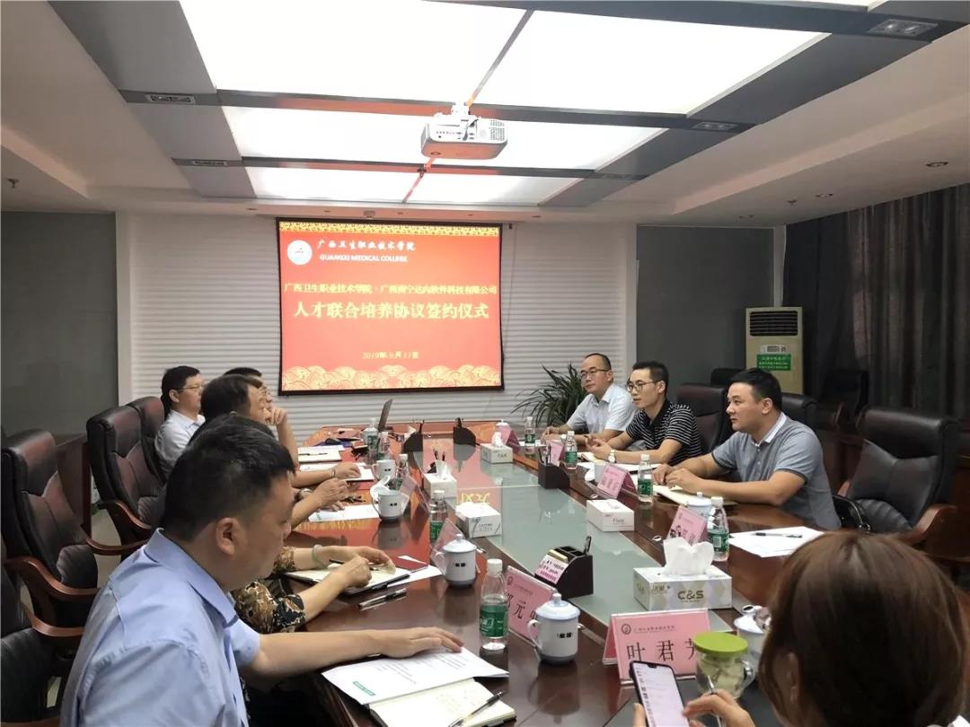 達內(nèi)集團黔桂城市總經(jīng)理陸顯應(yīng)發(fā)表了致辭。