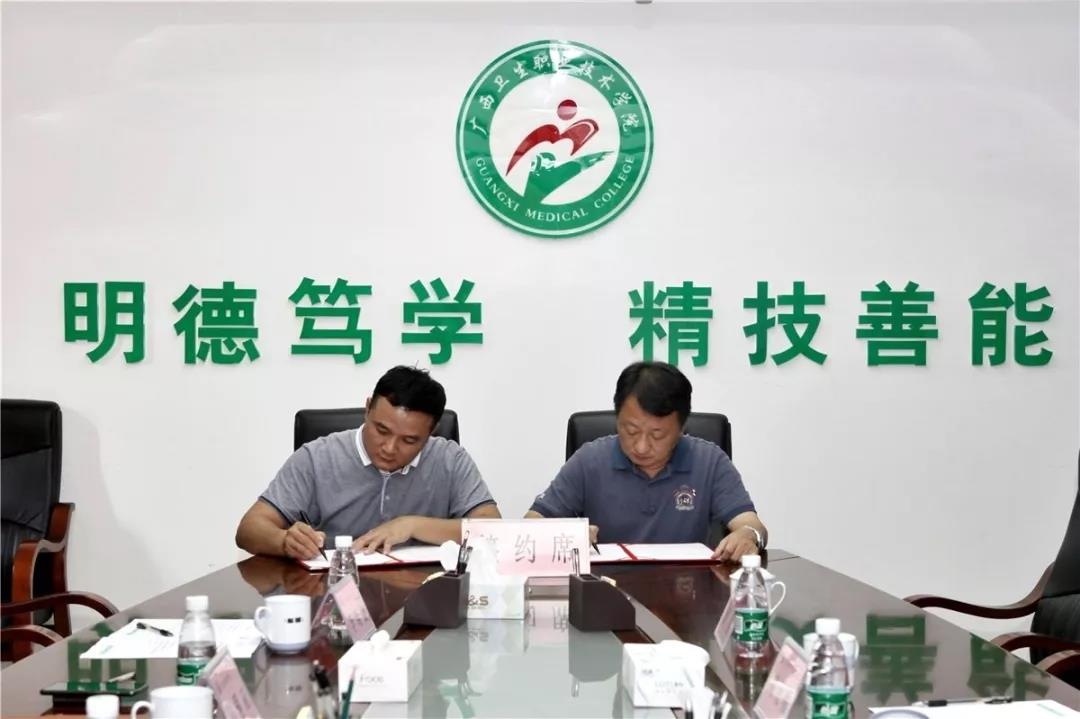 經(jīng)過一番深入的交流之后，雙方領(lǐng)導(dǎo)進行簽約。