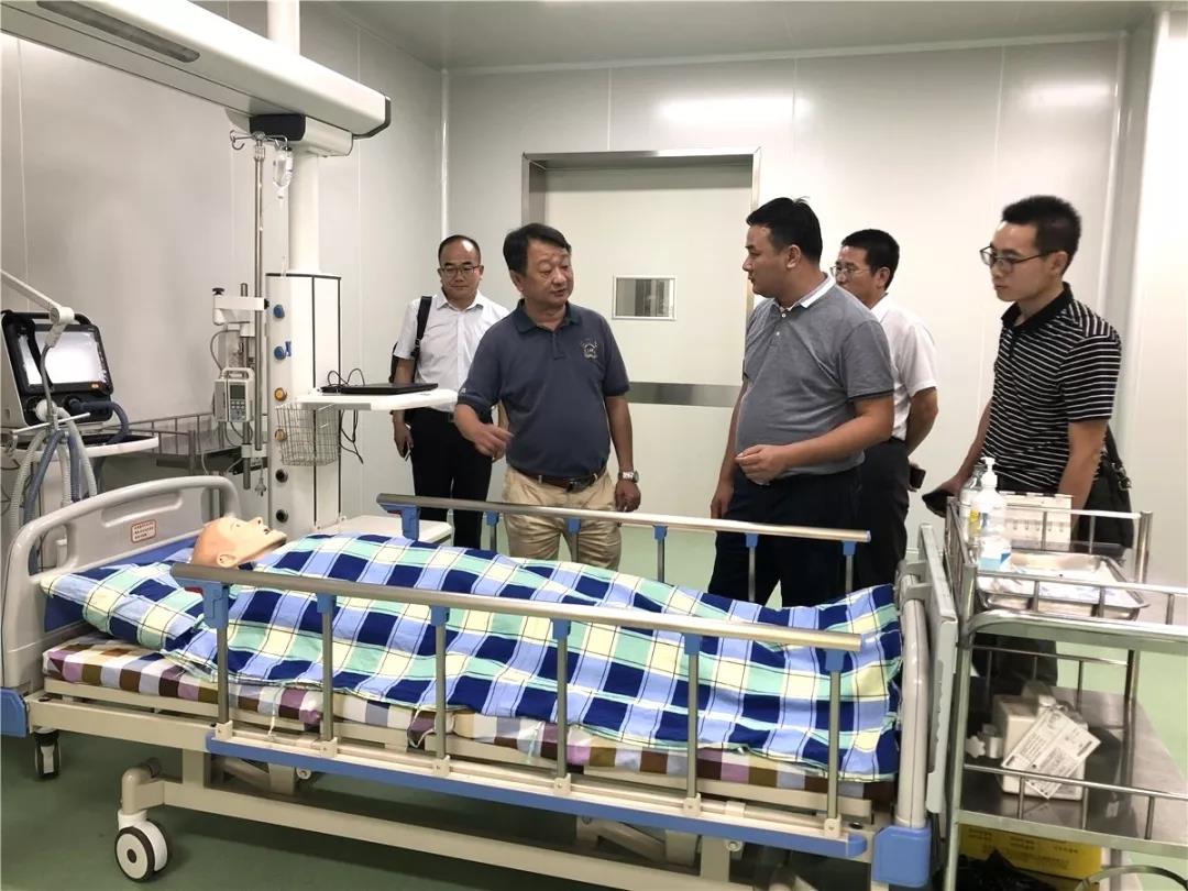 會后，在學(xué)院周院長的帶領(lǐng)下，雙方共同參觀了學(xué)院實操室、大數(shù)據(jù)、模擬醫(yī)院等實訓(xùn)室。