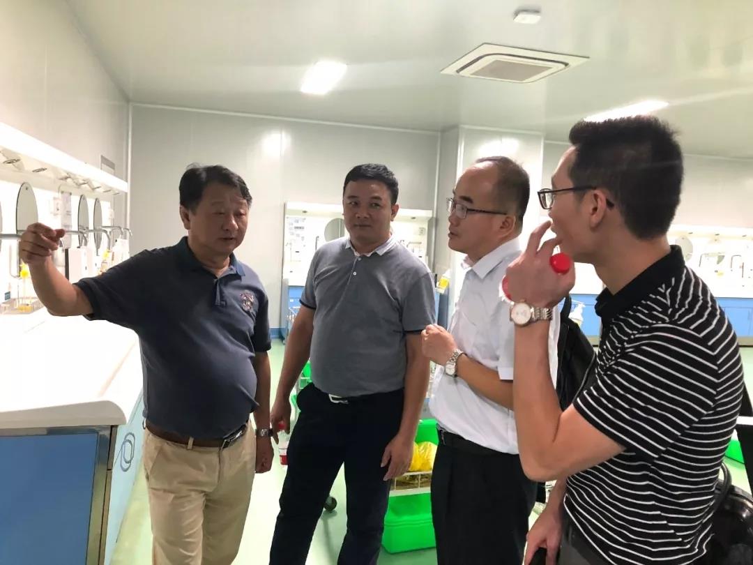 會后，在學(xué)院周院長的帶領(lǐng)下，雙方共同參觀了學(xué)院實操室、大數(shù)據(jù)、模擬醫(yī)院等實訓(xùn)室。