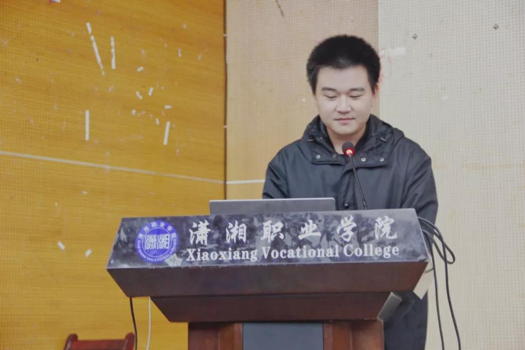 大19虛擬現(xiàn)實(shí)二班熊哲同學(xué)的一首深入人心的英文歌曲《Something Just Like This》贏得全場的熱烈掌聲。
