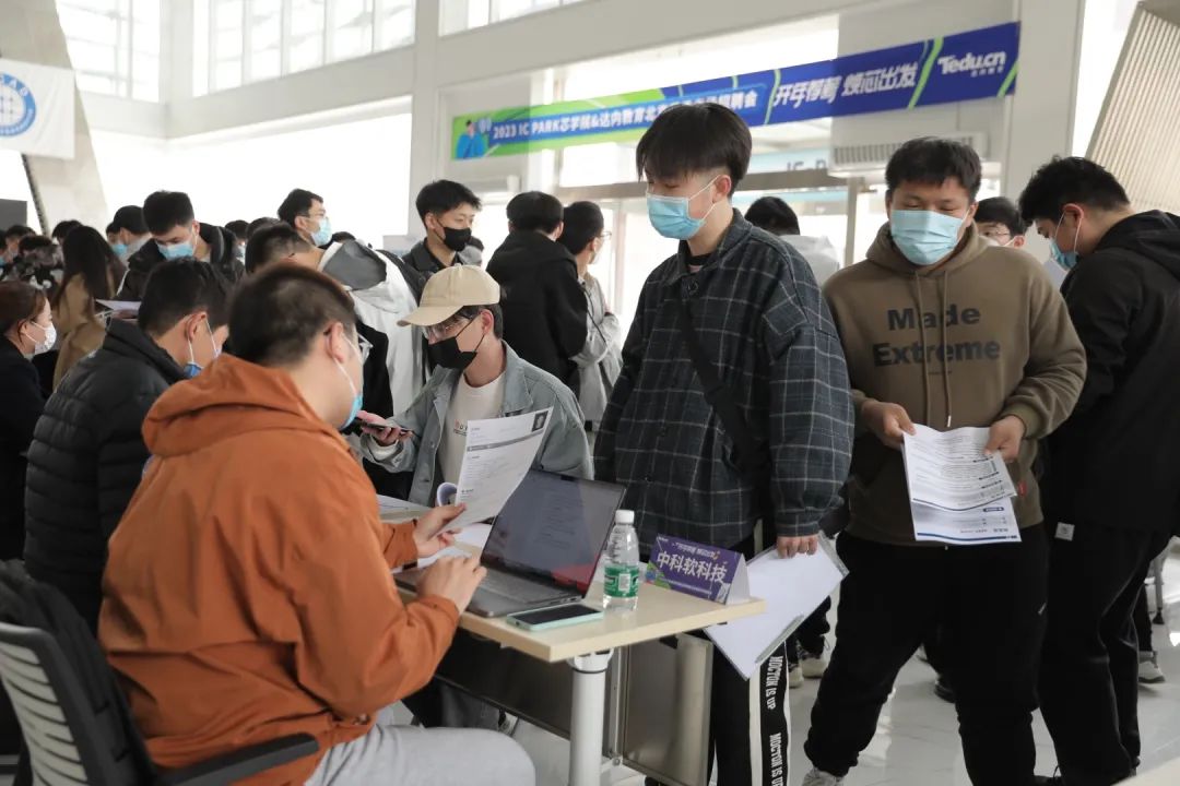 ?？粕鷮W(xué)計算機(jī)有前途嗎？